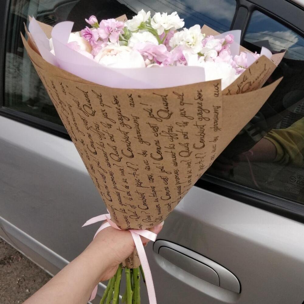 Нежный букет с пионами, розовой и белой маттиолой