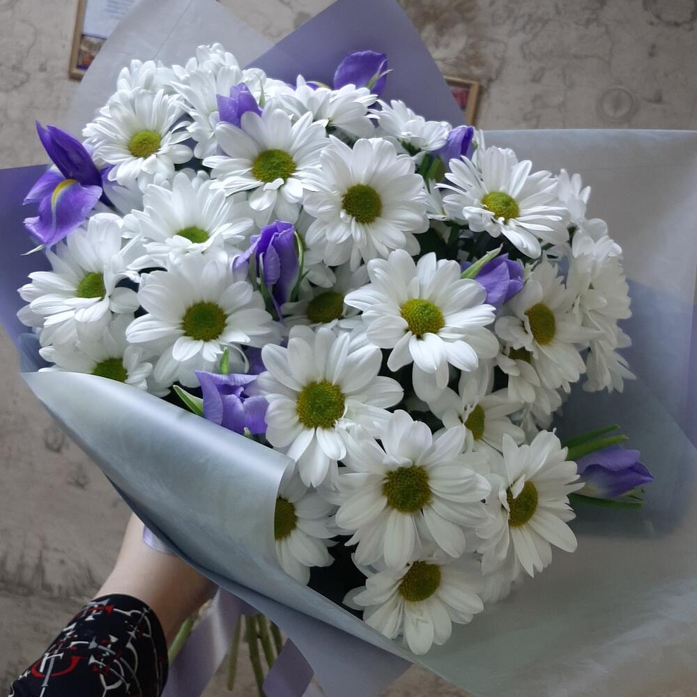 Букет хризантем с ирисами