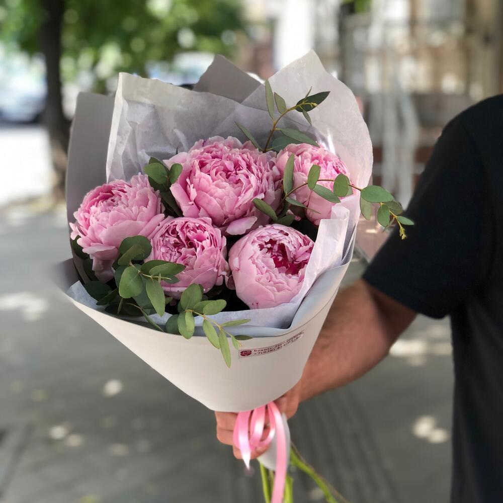 Букет пионы с эвкалиптом