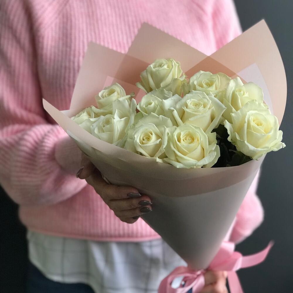 11 белых роз в стильной упаковке, Цветы и подарки в Ступино, купить по ...