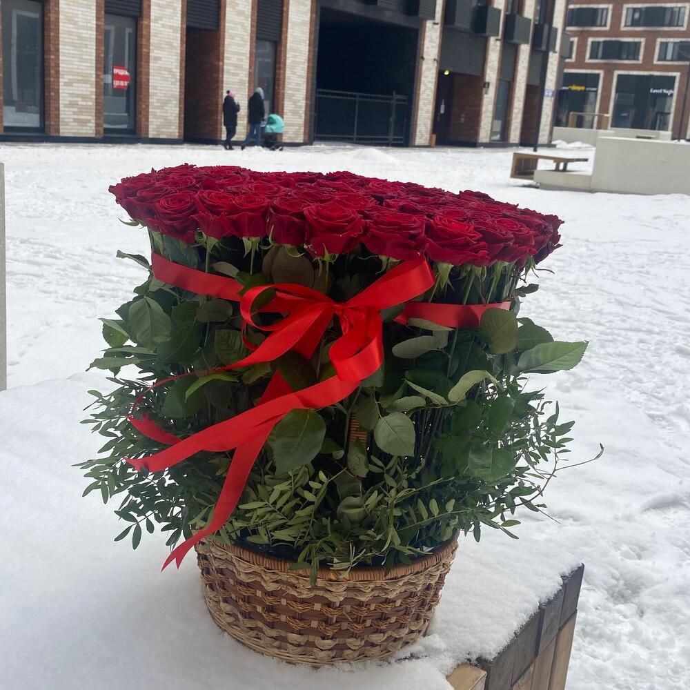 101 Роза с зеленом в корзине