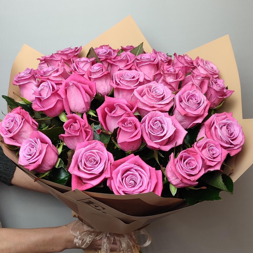 35 розовых роз