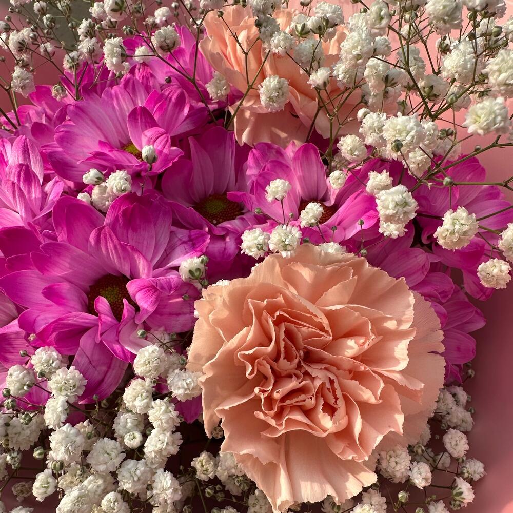 Букет из хризантем, диантусов и гипсофилы️️🌹