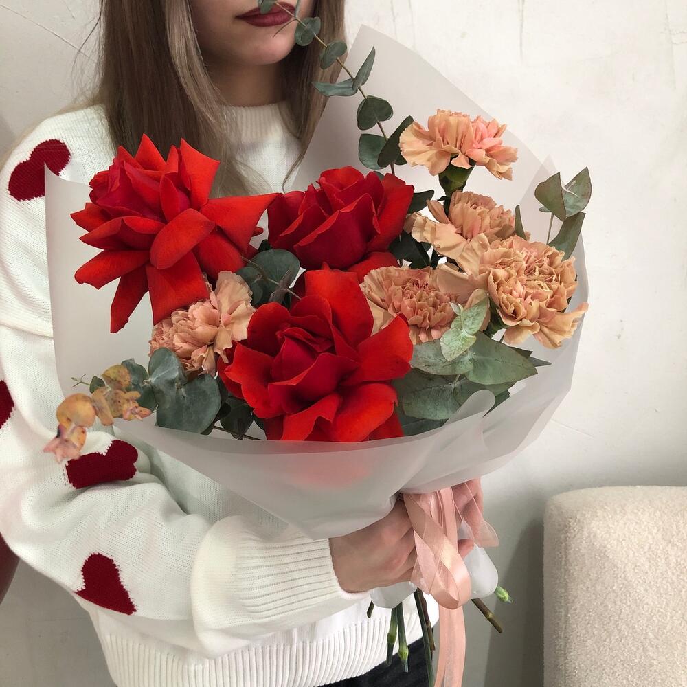 Букет из красной французской розы, диантуса и эвкалипта