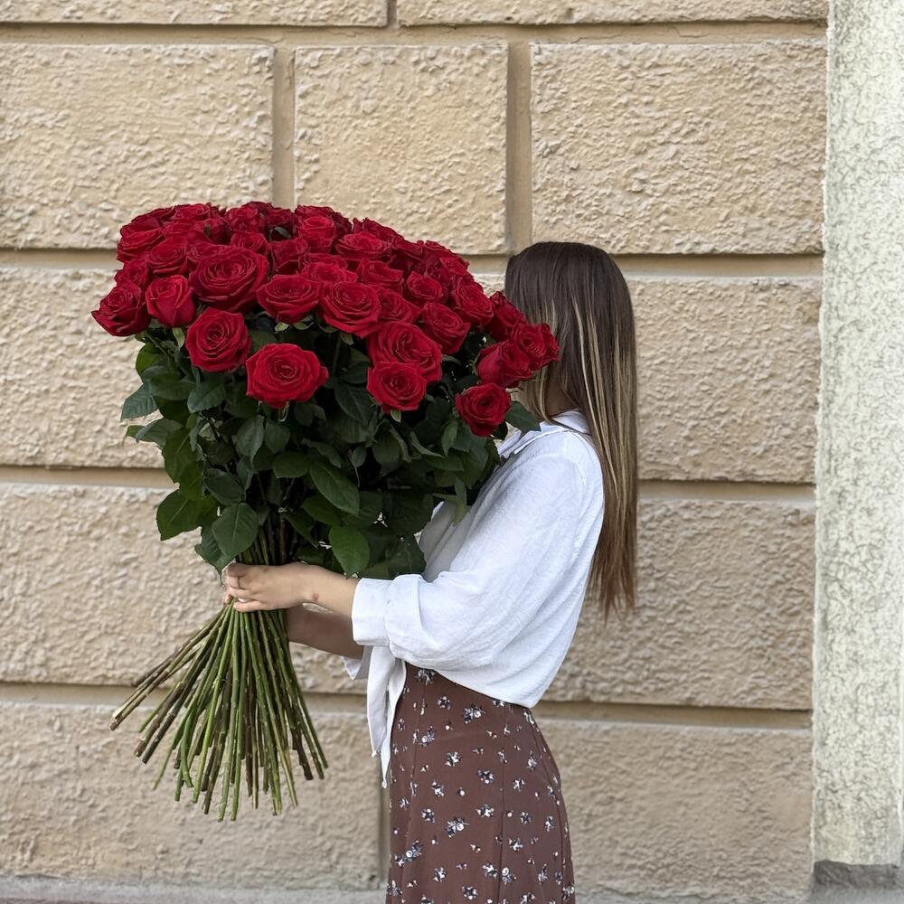 Букет бордовых роз 51шт
