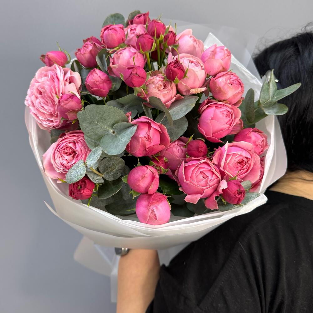 Пионовидные розы Silva Pink с эвкалиптом 🩷