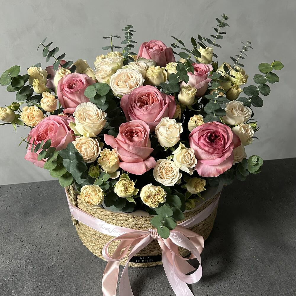 Корзина с пионовидными розами