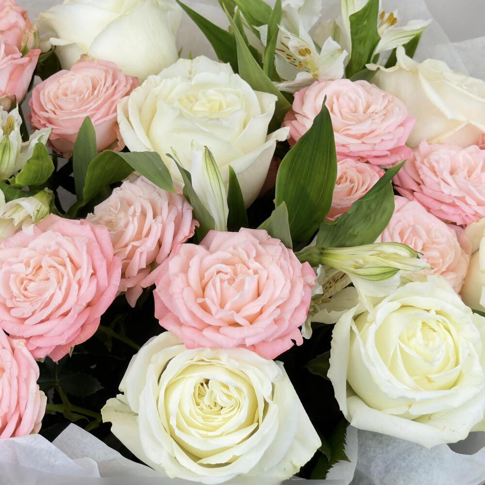 Букет с кустовой розой, альстромерией и белой розой 🌸