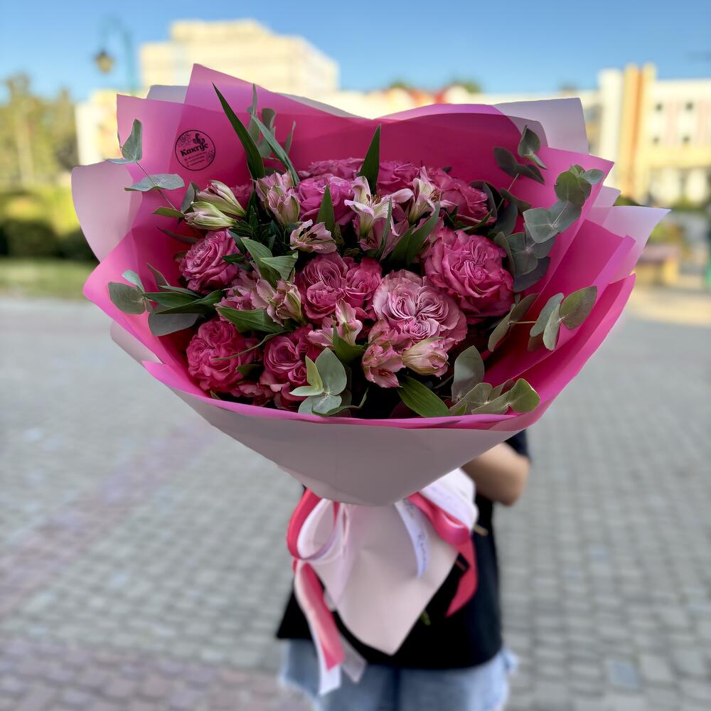 Букет «Очарование» из пионовидных роз Кантри, альстромерий и эвкалипта
