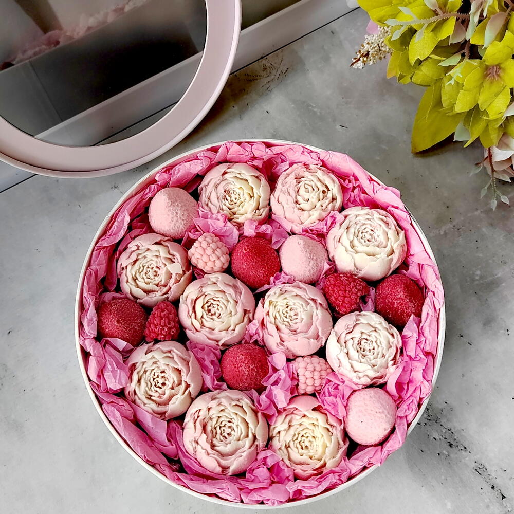 Шоколадные пионы с малиной и клубникой в шляпной коробке
