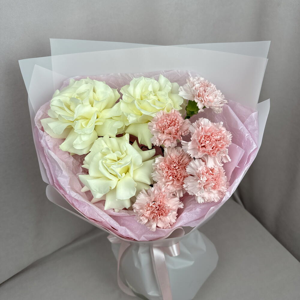 Букет «Парижское утро» французские розы, диантусы🌸