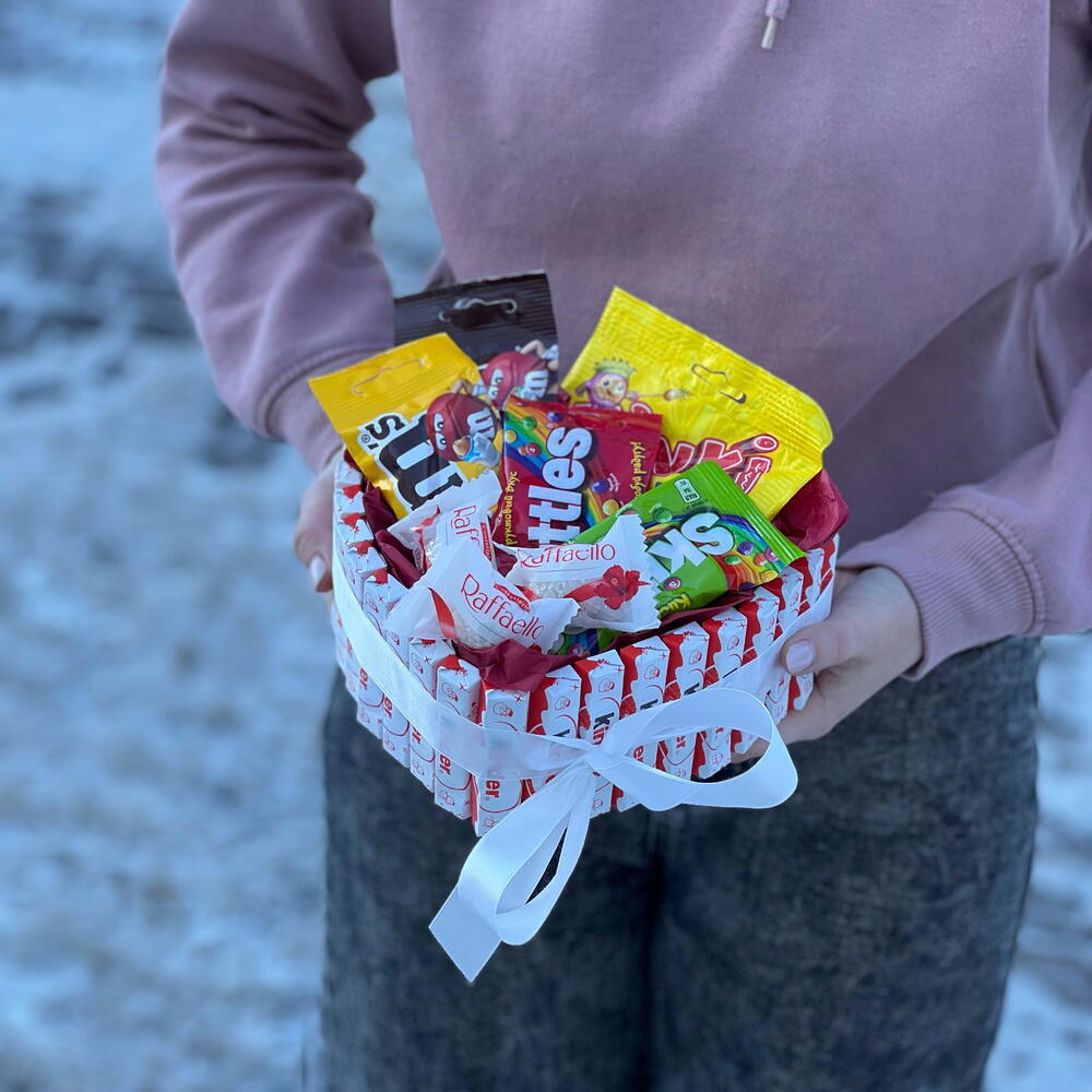 Композиция из киндеров и сладостей «Сластёна»
