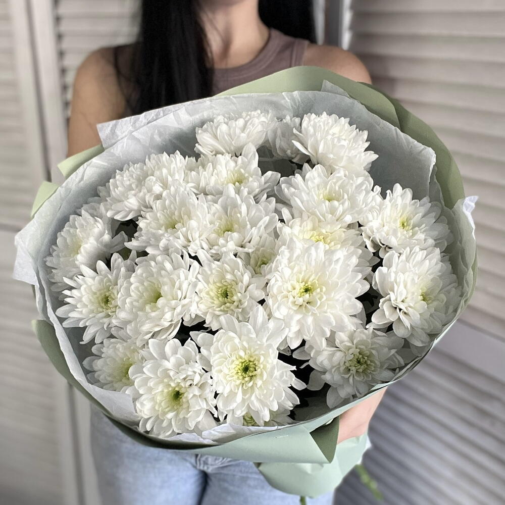 Нежный моно букет из кустовых белых хризантем
