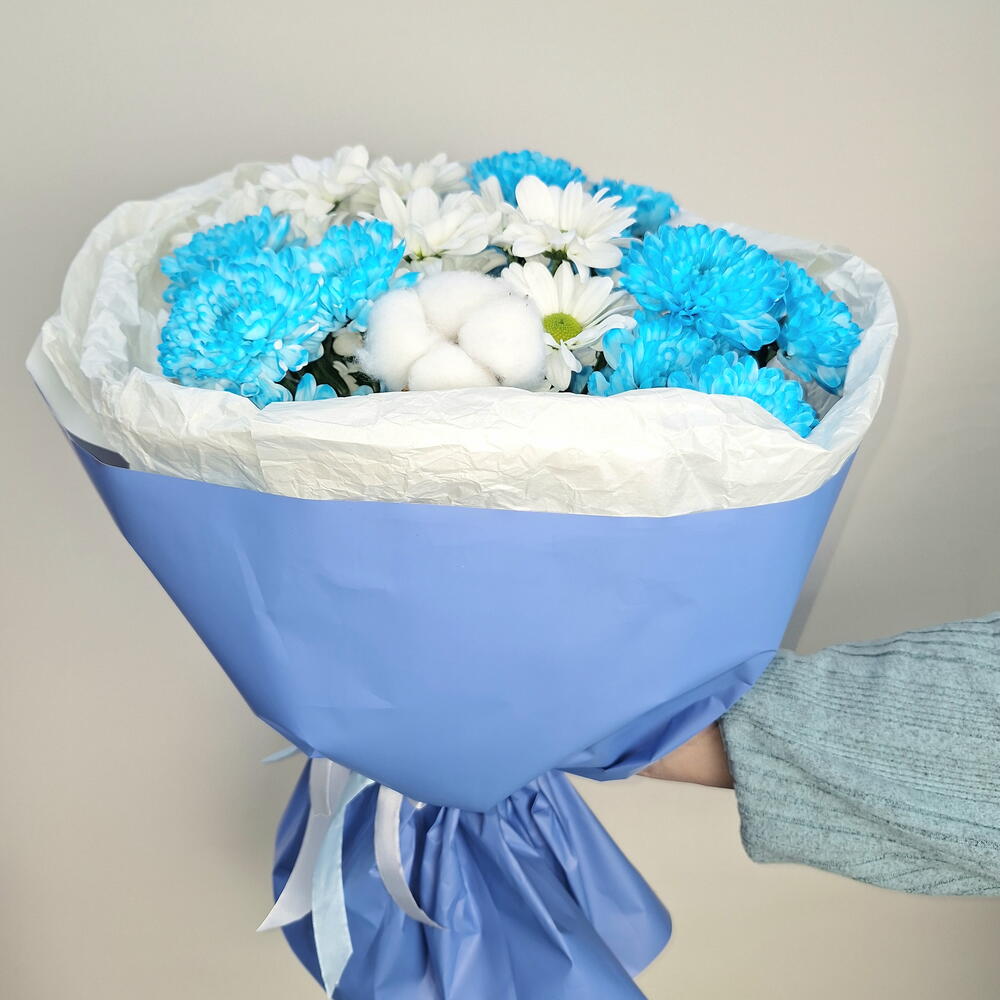 Букет из кустовых хризантем и хлопка