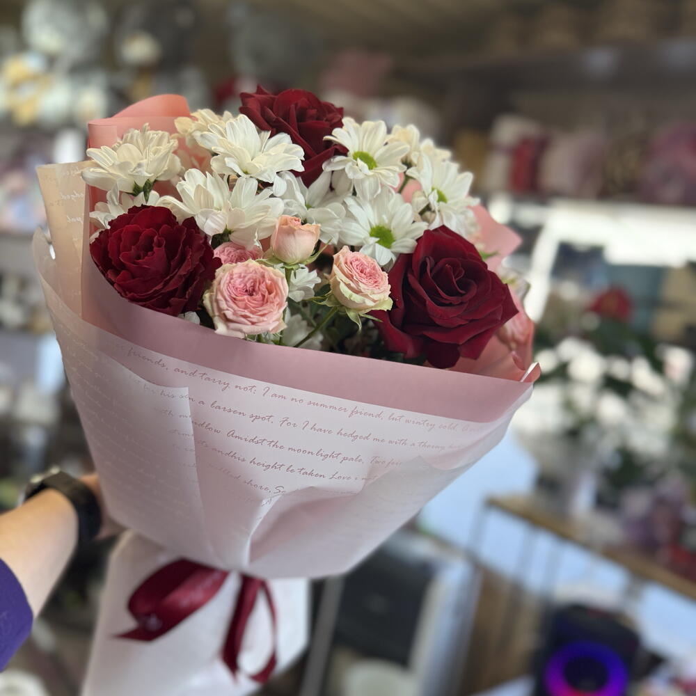 Букет с розами и хризантемой