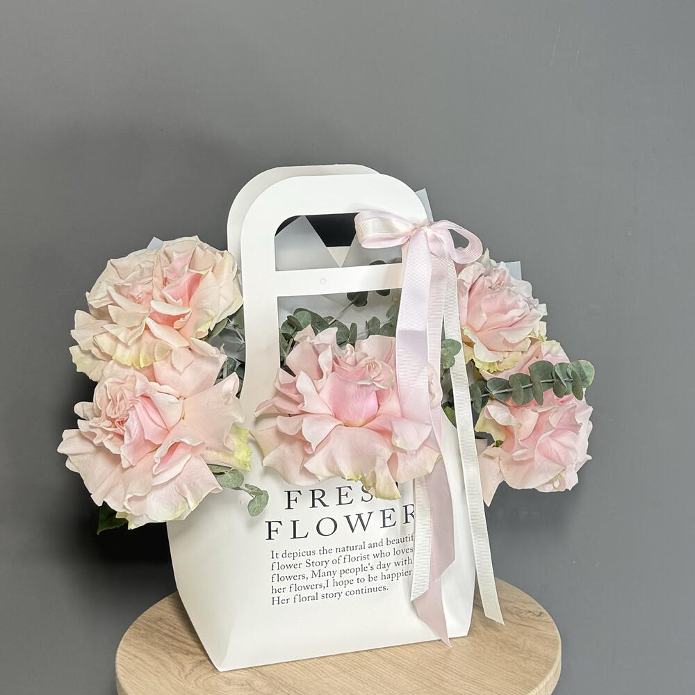 Arrangement "Mondial" with French roses