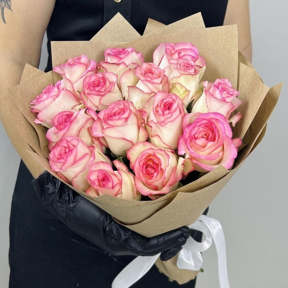 15 бело-розовых роз джумилия в крафтовой упаковке