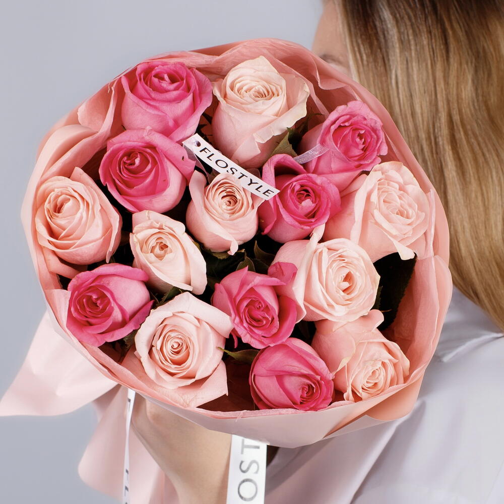 Букет из 15 роз двух розовых оттенков Rosa Galore