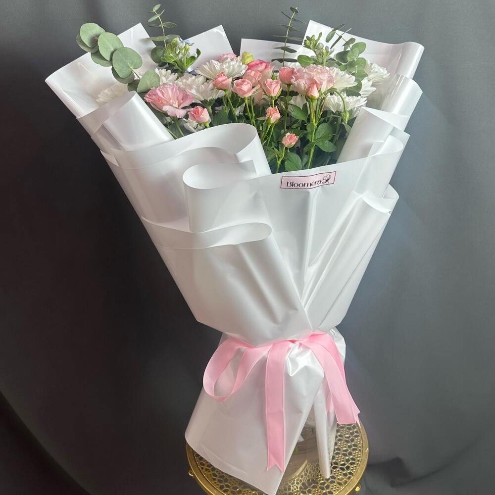 Микс с белыми хризантемами