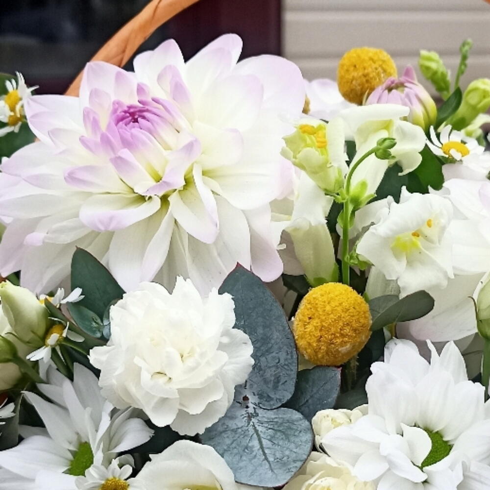Корзина с георгинами, эустомой, хризантемой