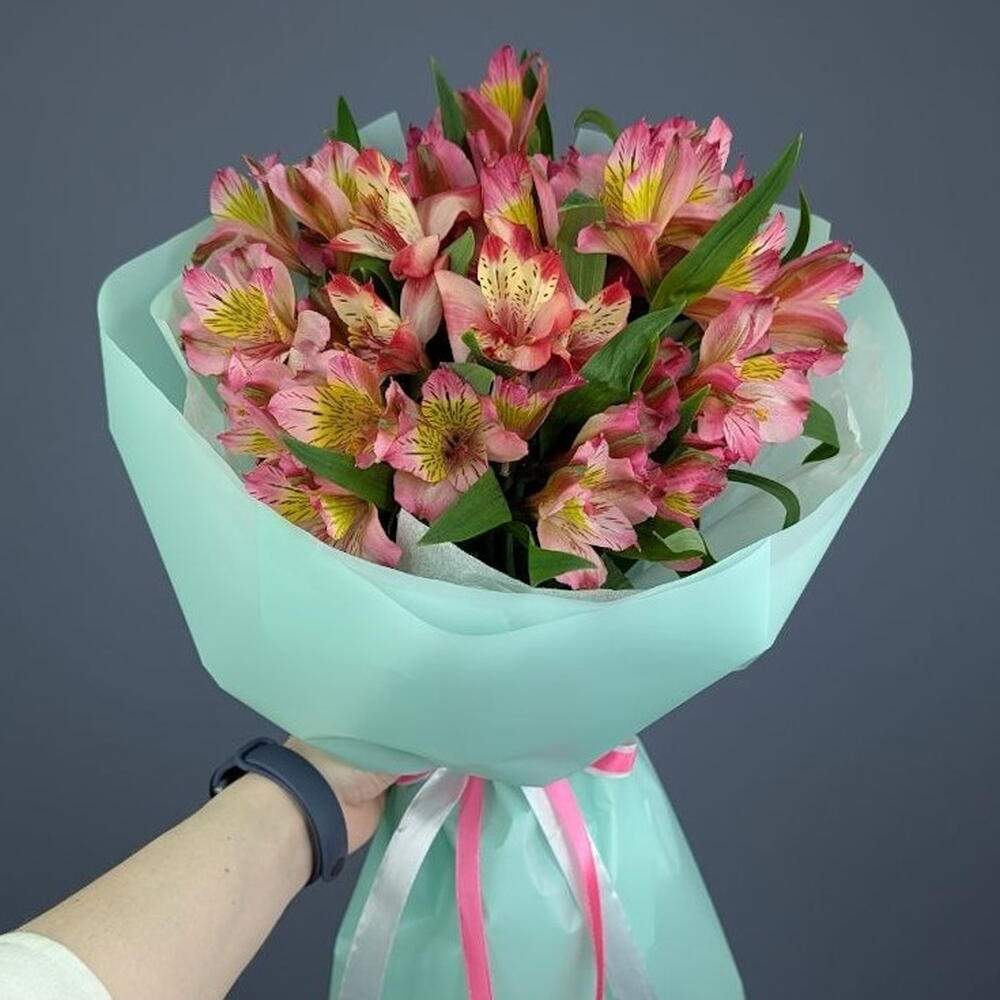 Букет из 7 коралловых альстромерий