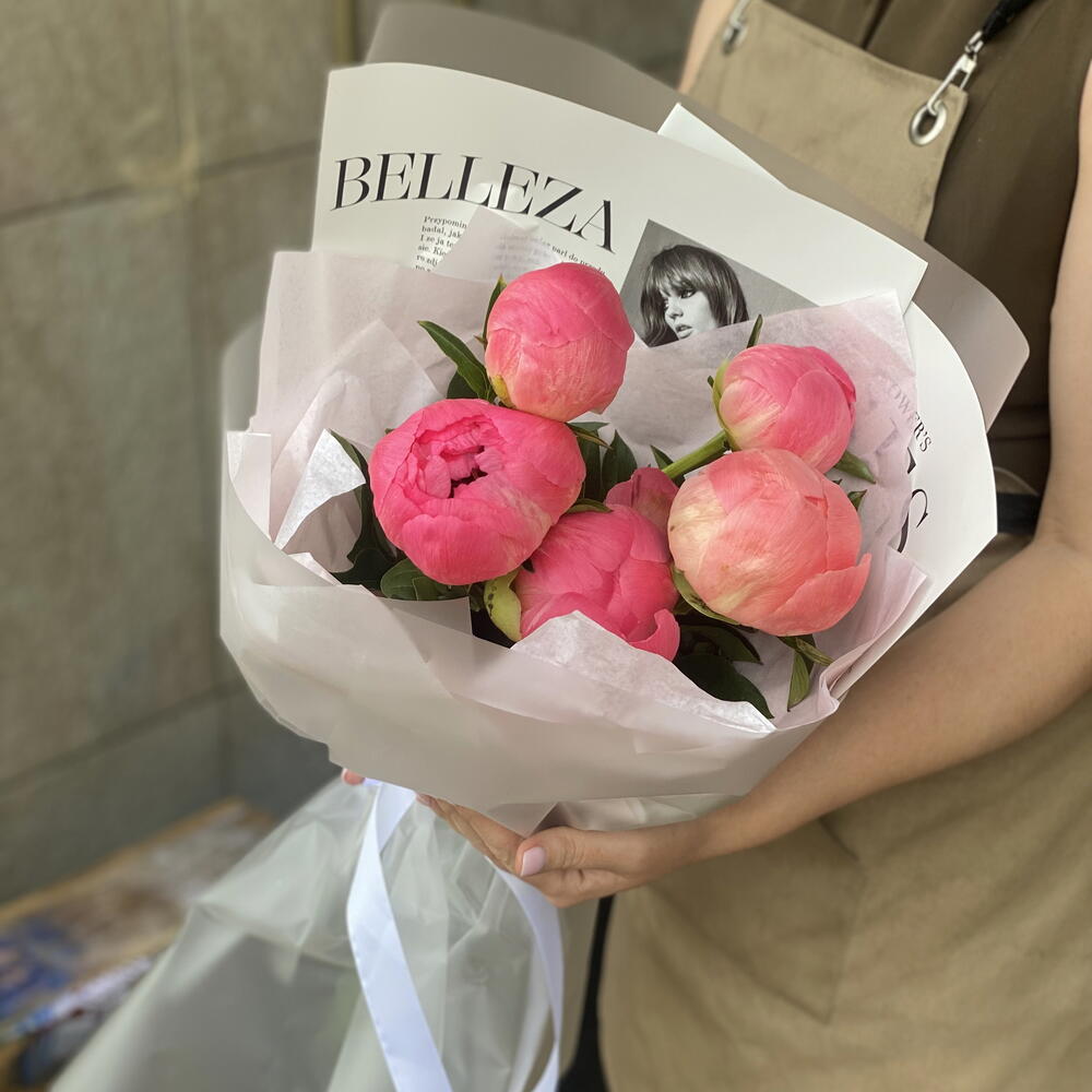 Букет коралловых пионов + подарок от Vivienne Sabo — румяна MACARON