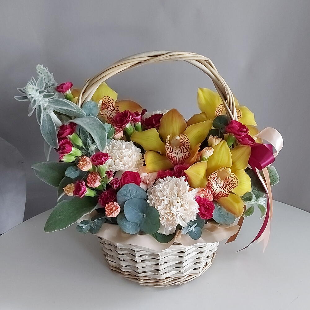Корзина с орхидеями, диантусами, кустовой гвоздикой и эвкалиптом INVAZA