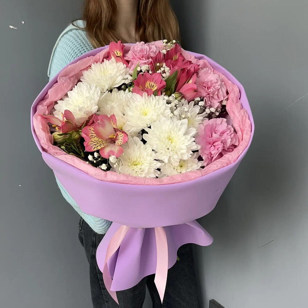 Стойкий с розовыми диантусами
