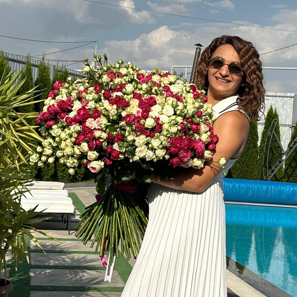 101 peony-shaped spray roses