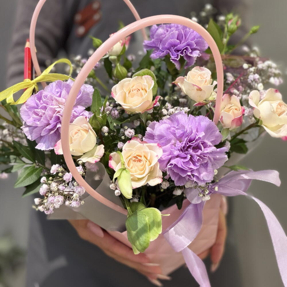 Композиция из диантусов, кустовой розы, хелеборуса, гипсофилы, фисташки и декора