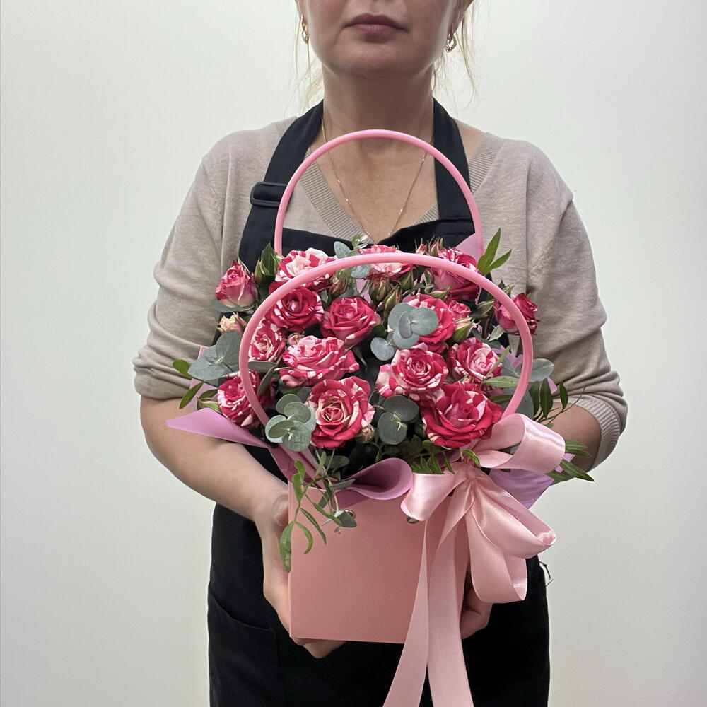 Композиция Комплимент из красной кустовой розы и эвкалипта