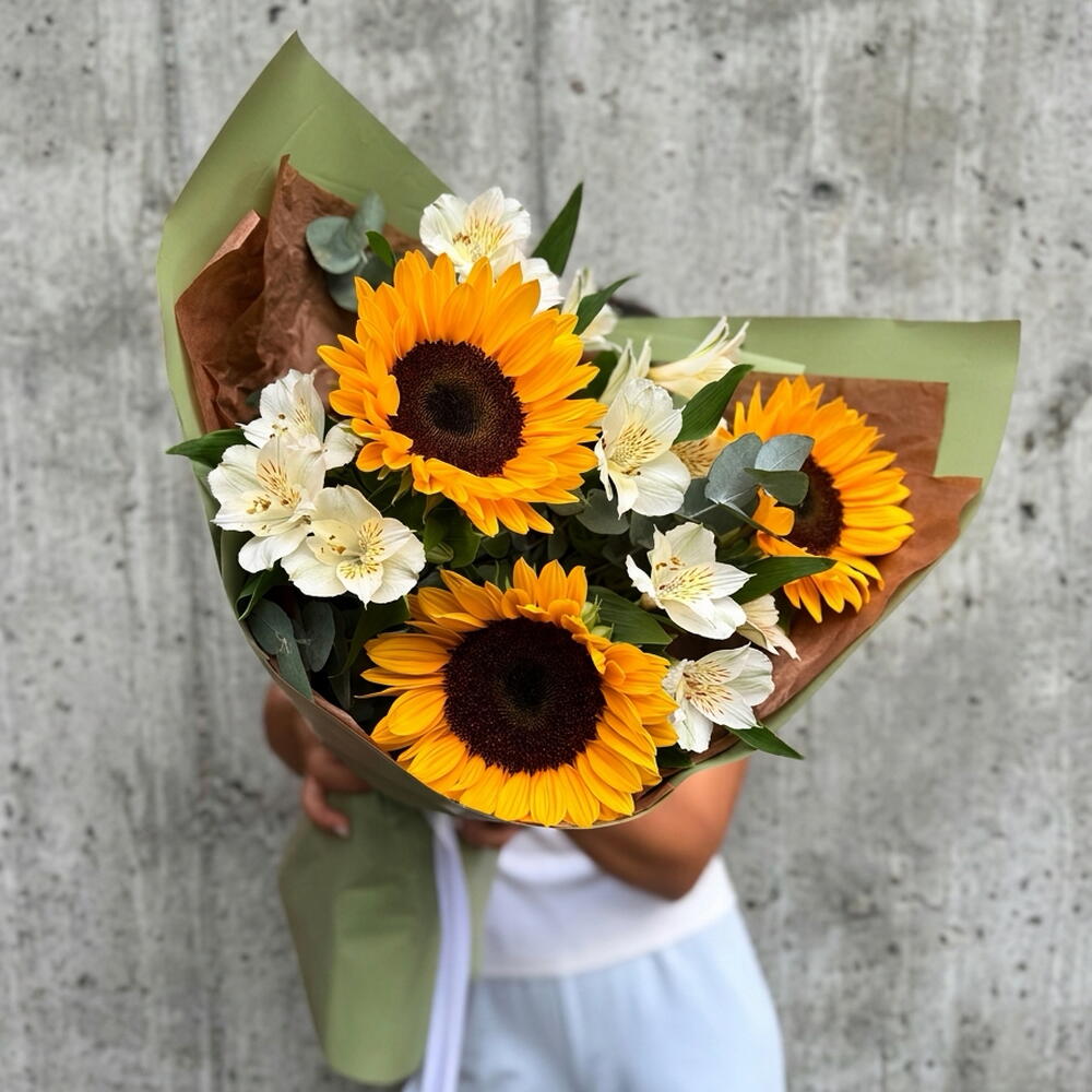 Букет радости🌻 "солнечная улыбка" в составе подсолнухи, эустома и эвкалипт CINEREA 🌿