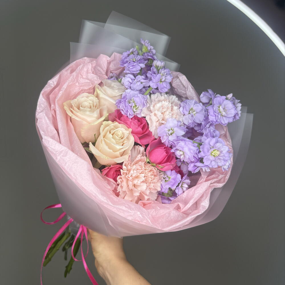 Букет дня ❣️Цветочный комплимент с матиолой, розочками и диантусами