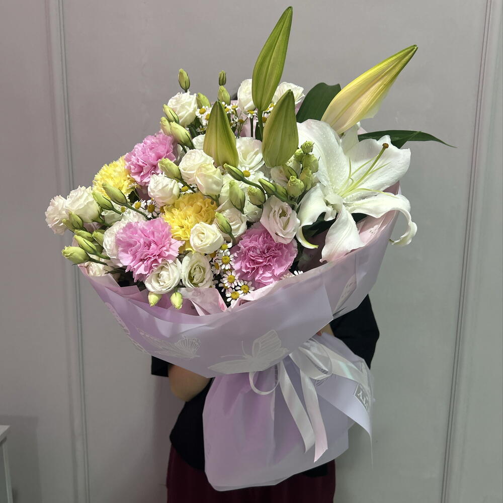Luxurious bouquet with a lily