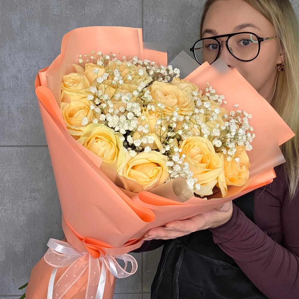 Букет из роз и гипсофилы 💐  Букет из 15 роз🧡