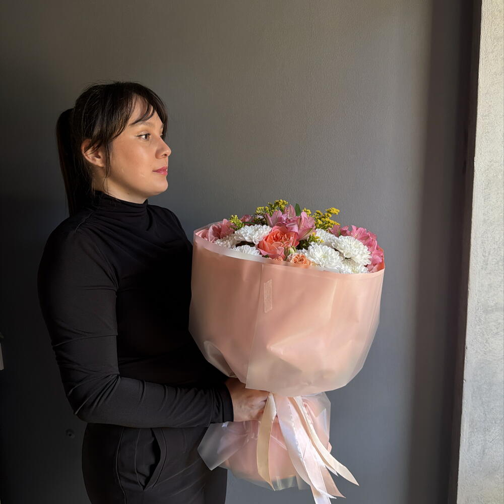 Букет в воздушной упаковке из пионовидных роз, хризантем, розовых альстромерий  и солидаго