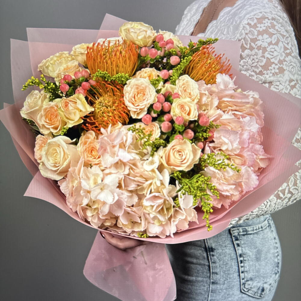 Нежный букет из гортензии, лейко, пастельной одноголовой и кустовой розы (39-0069)