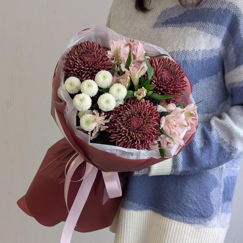 Сборный букет с хризантемой и альстромерией "Тепло рук"
