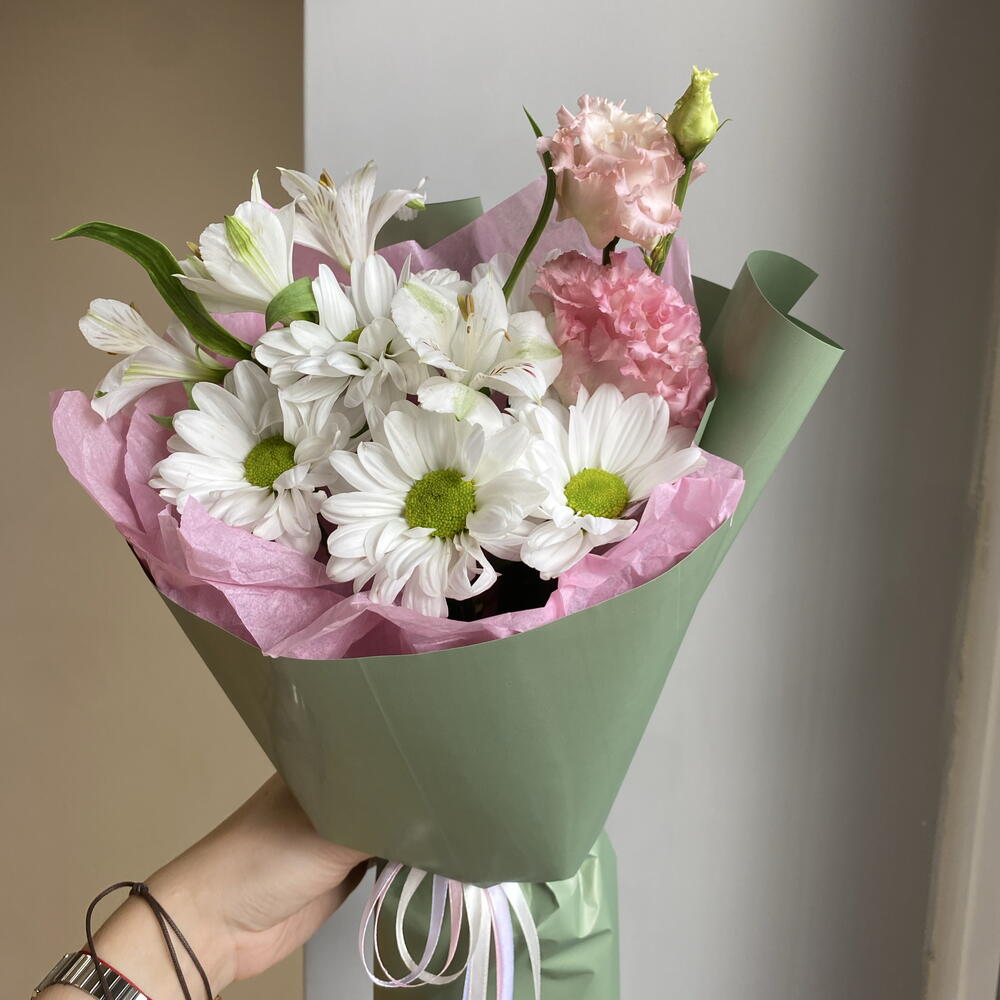 Букет-комплимент из эустомы, альстромерии и хризантемы чик 🌸