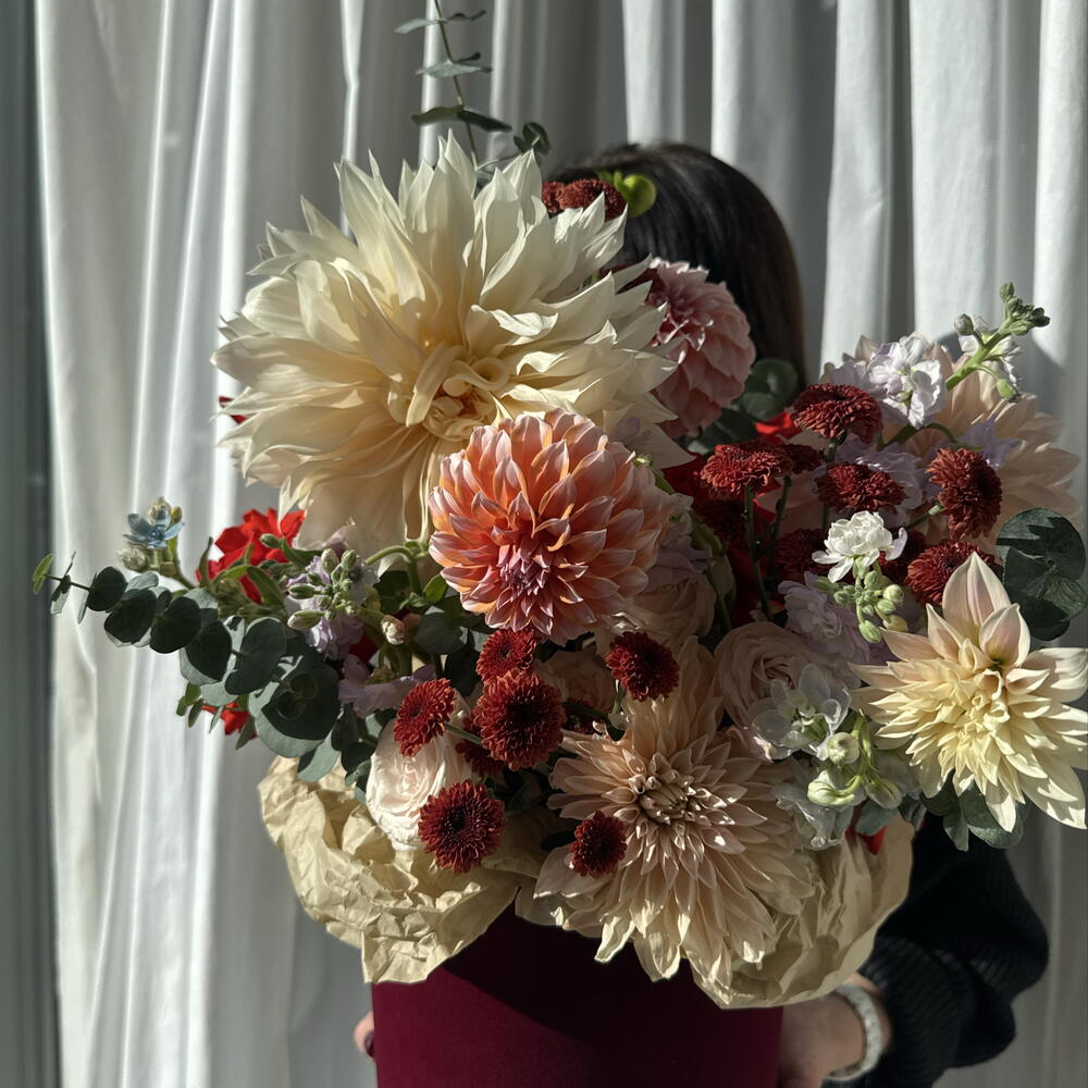 Яркая композиция с георгинами и французскими розами в бархатной коробке