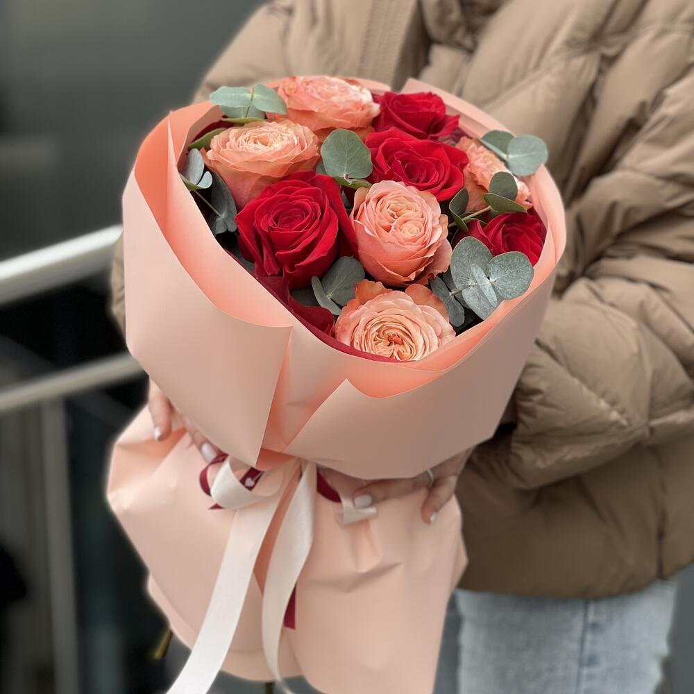 Букет Дыхание пламени из 9 красных роз и роз сорта кахала, эвкалипта
