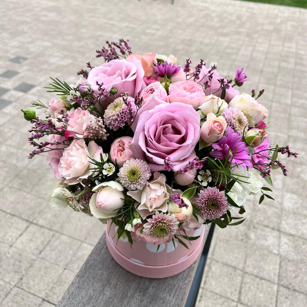 Florist s choice pink flower box, size M, Flowers Riga, Rīga, Latvia
