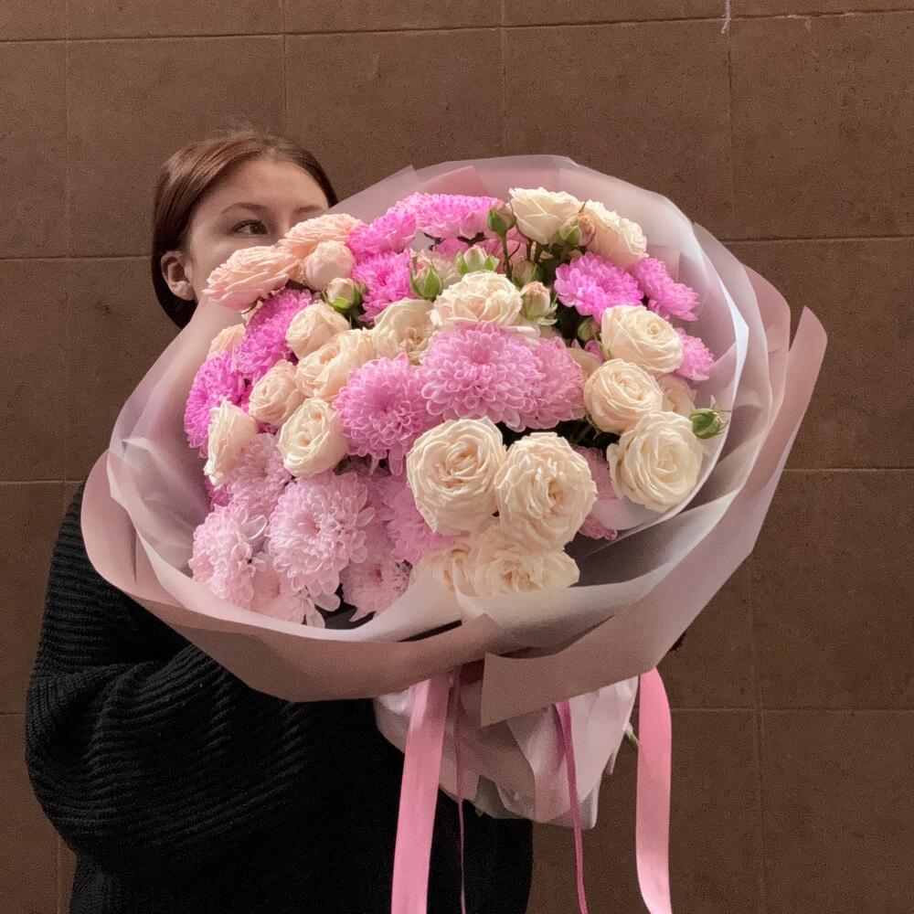 Эффектный букет пионовидных роз и ажурных хризантем