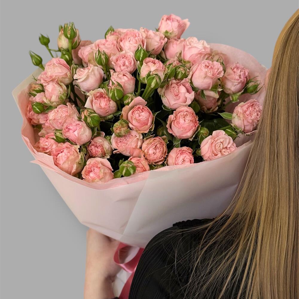 Bouquet of bushy peony-shaped roses "Madame Bombastic"