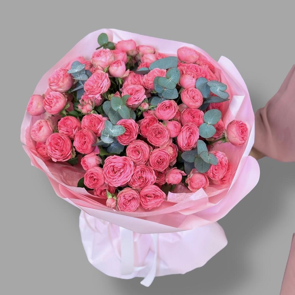 Monobucket of 15 bushy peony-shaped roses "Giselle" with eucalyptus