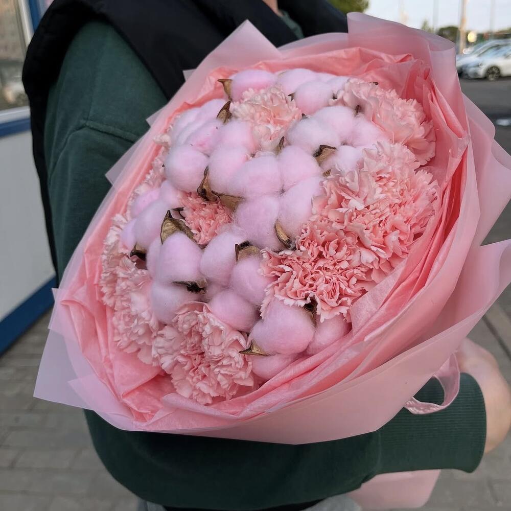 Розовый букет диантусов с хлопком