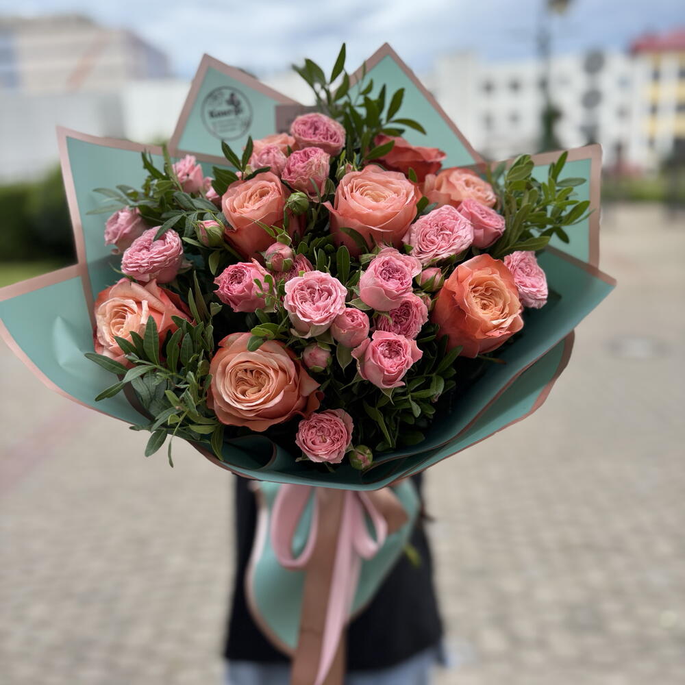 Букет из пионовидных роз Кахала и кустовых роз