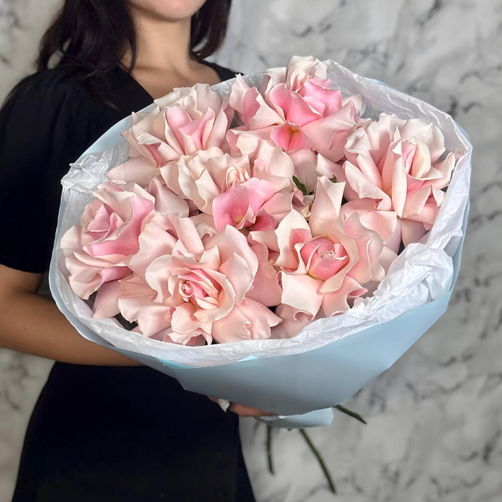 Розовые французские розы в небесно голубой упаковке 😍