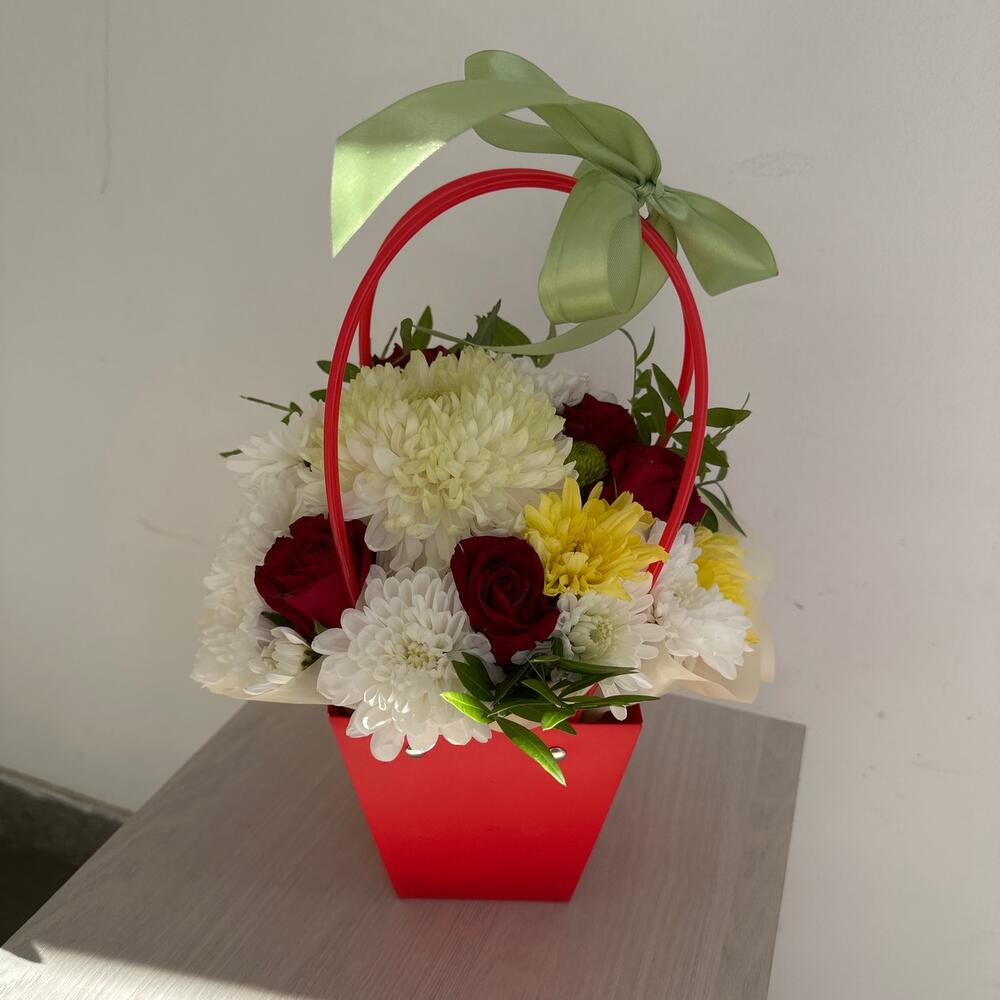 Композиция «Комплимент» из красных роз и кустовых хризантем