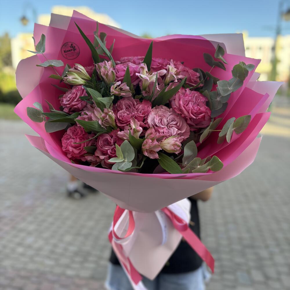 Букет «Очарование» из пионовидных роз Кантри, альстромерий и эвкалипта
